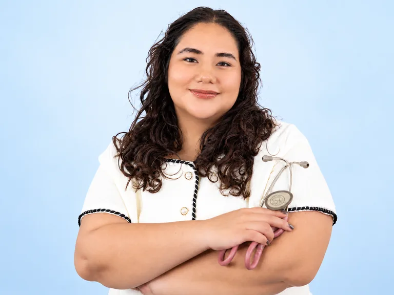 Dra. Biaani Figueroa con estetoscopio durante sesión fotográfica profesional